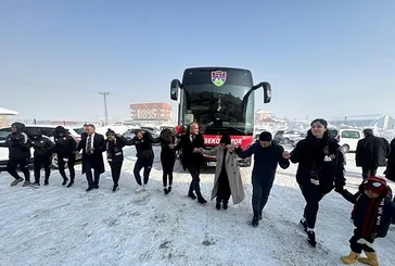 Başkan Erdoğan'dan Yüksekovaspor Kadın Futbol Takımı'na otobüs hediyesi! Halay çekerek kutladılar