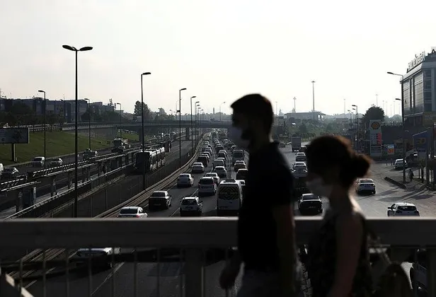Kısıtlamanın sona ermesiyle İstanbul’da haftanın ilk iş gününde trafik yoğunluğu-1
