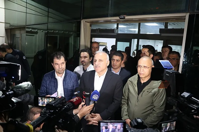 Diyarbakır'da sokak ortasında dehşet anları! Kız kaçırma olayında iki aile arasında silahlı kavga: Çok sayıda yaralı var (DHA)