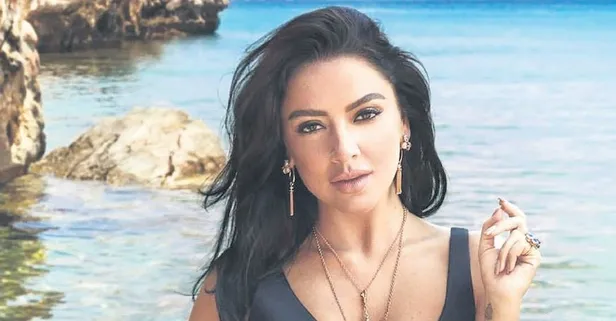Hadise sevgilisi Kaan Yıldırım'ın köpeği Benek ile mısır patlatıp film keyfi yaptı!