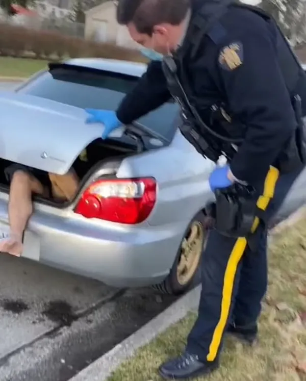 tiktok-fenomeninin-otomobilinin-bagajindan-ciplak-adam-cikti-bethany-coker-sok-yasadi-1644240809957.jpg TikTok fenomeninin otomobilinin bagajından çıplak adam çıktı! Bethany Coker şok yaşadı-2