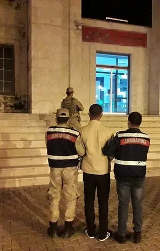 Katil yatak odasında enselendi