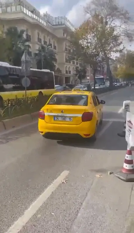 yine-taksi-yine-olay-degisim-saati-bahanesiyle-turk-yolcuyu-almayip-turisti-bindirdi-1637138327317.jpg