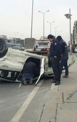 E-5'te takla atan araç yan yola uçtu