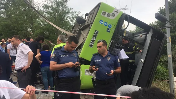 Son dakika: İzmit'te halk otobüsü devrildi: Yaralılar var-4