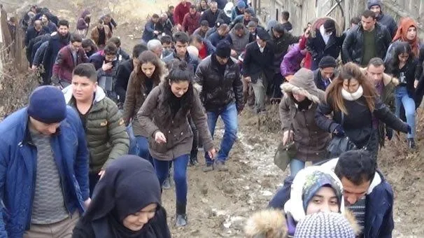 Hakkari Türk bayraklarıyla oraya koştu-1