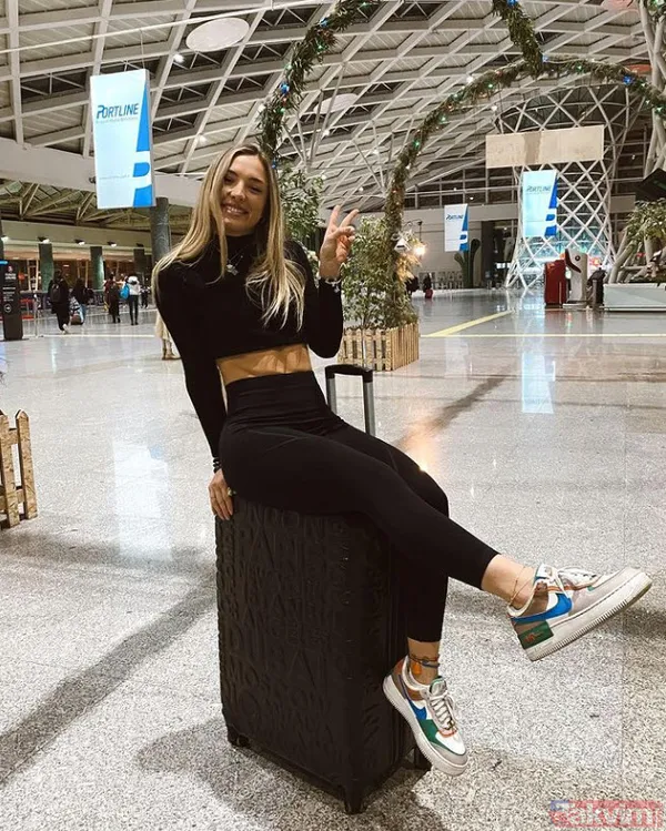 Survivor Sude durdurulamıyor küçücük bikinisiyle havuz başında bir sarı fırtına 'Mert Öcal çok şanslı' Aşk skandalının kahramanı... - 5