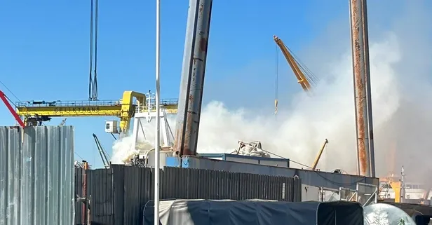 Son dakika: Tuzla'da tersanede bakıma alınan yük gemisinde yangın