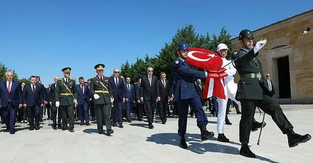 Başkan Erdoğan ve devlet erkanı Anıtkabir’i ziyaret etti: Hedef Türkiye Yüzyılı!