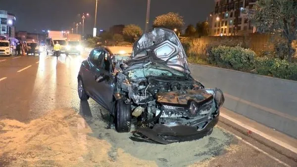 Bayrampaşa'da otomobilin çarptığı sebze yüklü kamyon devrildi: Yaralılar var-3