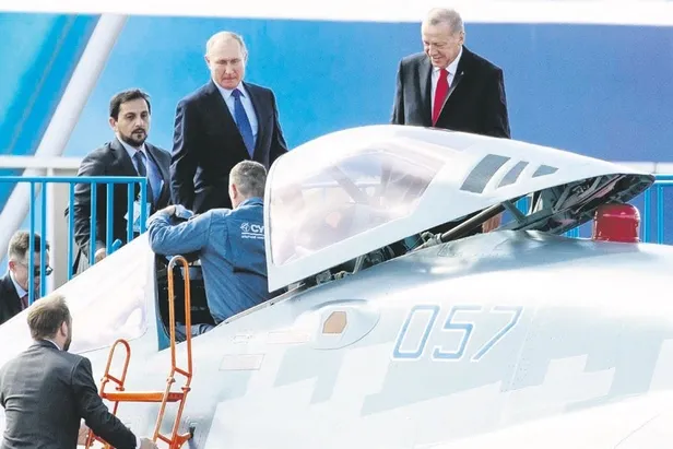 Başkan Erdoğan Putin'le birlikte SU-57 savaş uçağını inceledi-1