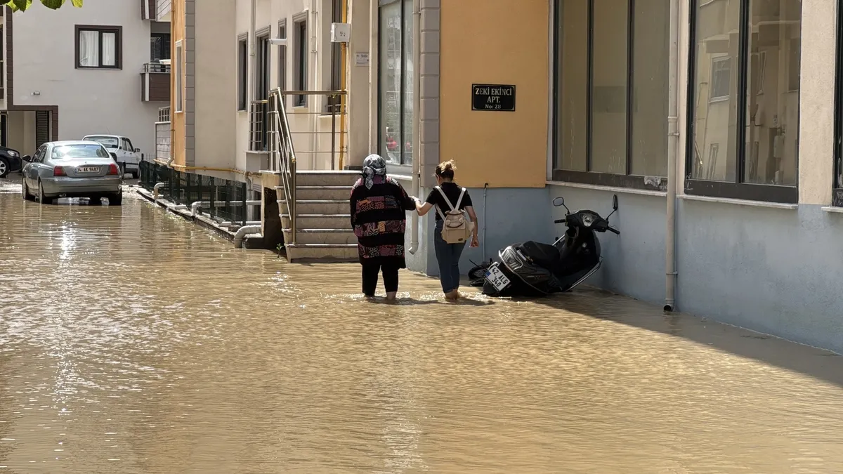 Kastamonu Cide'yi sağanak vurdu: Devrekani Çayı taştı, ev ve iş yerini su bastı-10