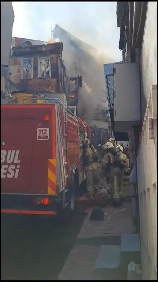 Beyoğlu'nda yangın çıkan metruk bina kısmen çöktü-2