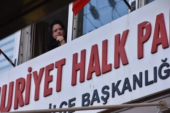 CHP binasına kilit vuruldu, partililer sokakta kaldı-1