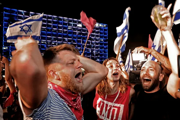 israilde-binlerce-kisi-netanyahunun-gidisini-kutladi-1623612832028.jpg İsrail’de binlerce kişi Netanyahu’nun gidişini kutladı: Güle güle Bibi-3