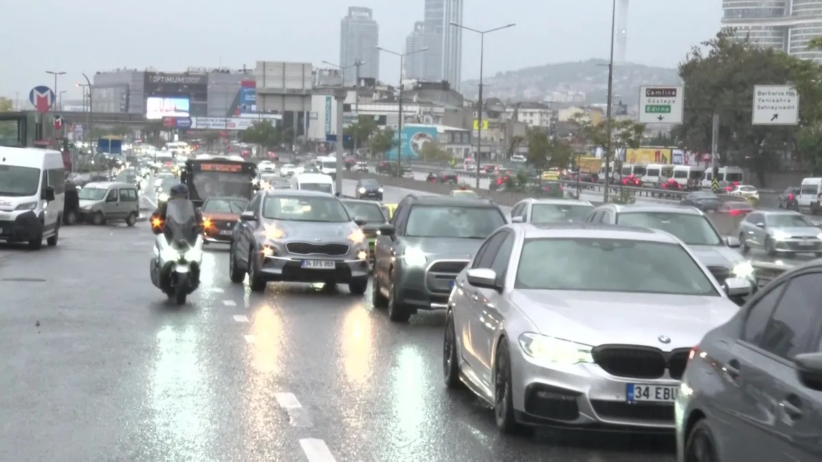 İstanbul’da yağmur trafiği artırdı: Yoğunluk yüzde 83’e ulaştı