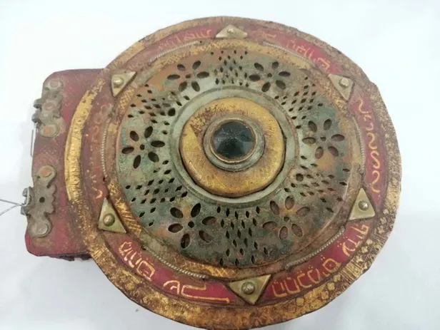 Diyarbakır'da 1100 yıllık kitap ele geçirildi-1