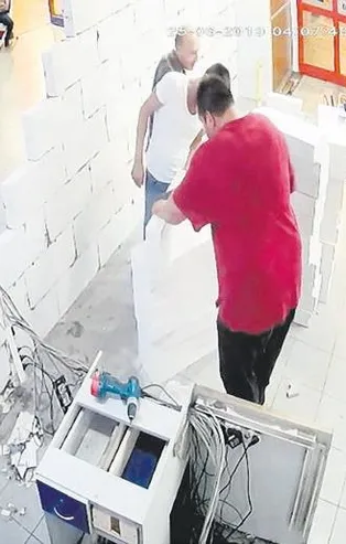 Turizm firmasına ait yazıhaneyi duvar örerek ikiye ayırdılar