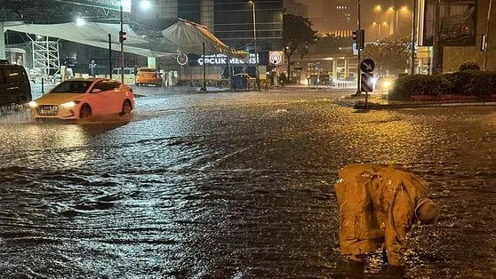 Ankara sele teslim oldu! Sokaklar göle döndü araçlar suya gömüldü | Vali Şahin açıkladı: Can kaybı var mı?