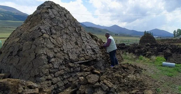 Köylülerin vazgeçilmez yakıtı tezek oldu: Bunun güzelliği de doğaya herhangi bir kirliliği yok