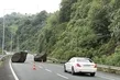Karadeniz Sahil Yolu’nda kaya tehlikesi... Rize’de sağanak yağış heyelanı tetikledi