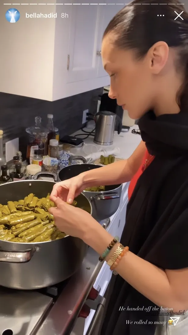 Bella Hadid kolları sıvadı mutfağa girdi sarma sardı! Koca bir tencere yaprak sarması yaptı 'kenarları geç kıvırıyorsun Bellacım'-6