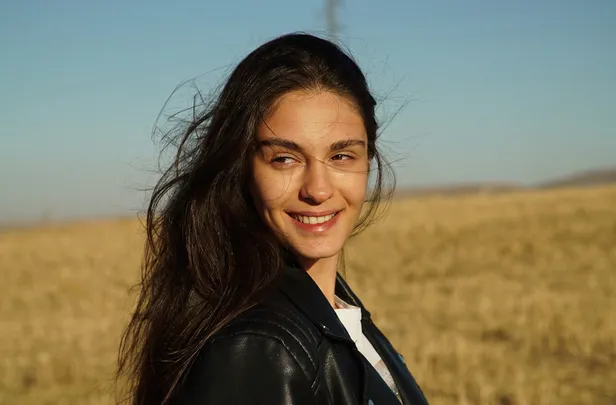 gonul-dagindan-goz-kamastiracak-7-olay-transfer-miss-turkey-guzeli-gumbur-gumbur-geldi-ortalik-yikildi-1634978340832.jpg Miss Turkey güzeli gümbür gümbür geldi ortalık yıkıldı! Gönül Dağı'ndan göz kamaştıracak 7 olay transfer...-4