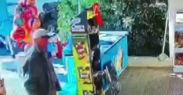 Market kirlenmesin diye çorapla markete girdi