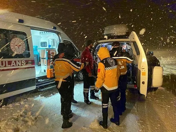 Kırşehir'de sağlık ekibi hastaya oksijen tüpünü omzunda taşıyarak ulaştırdı-2