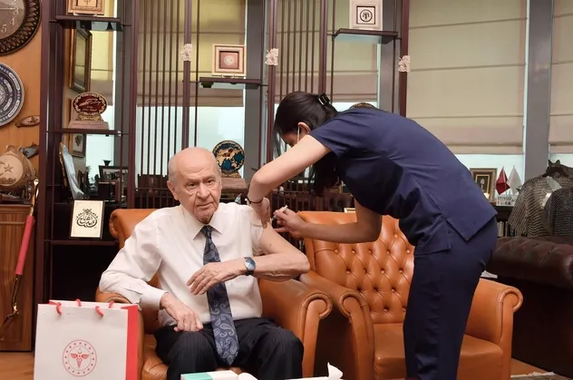 MHP Genel Başkanı Devlet Bahçeli Turkovac aşısı oldu!