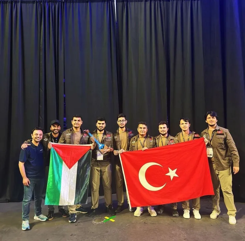 ABD'de şampiyon olan İTÜ Vefa Havacılık Takımı, İlim Yayma Vakfı Mütevelli Heyeti Başkanı Bilal Erdoğan ile bir araya geldi-7