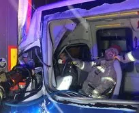 Yolcu minibüsü tıra arkadan çarptı: 4 yaralı