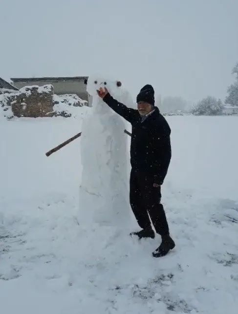 sivasta-yasli-bir-adam-dondurucu-sogukta-soyundu-ve-kardan-adamla-guresti-1641535704089.jpg Sivas'ta yaşlı bir adam dondurucu soğukta soyundu ve kardan adamla güreşti-7