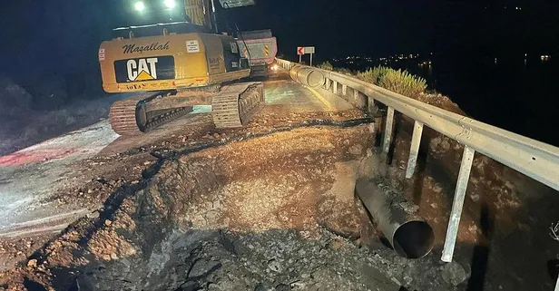 Bodrum'da içme suyu isale hattında meydana gelen patlama sonucu yol çöktü: 24 saat su yok