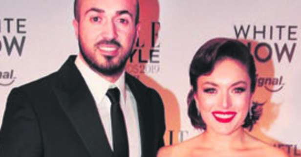 Oyuncu Ezgi Mola ve aşkı Mustafa Aksakallı aşktaki uyumlarını stillerine de yansıttı