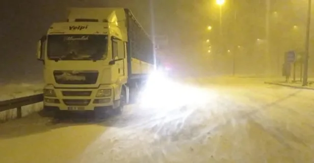Malatya-Kayseri ile Malatya-Sivas kara yolları yoğun kar yağışı nedeniyle ulaşıma kapandı