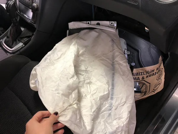 ikinci-el-otomobil-alirken-dikkat-hava-yastigi-airbag-yerine-sunger-koyuyorlar-1609321898126.jpg İkinci el otomobil alırken dikkat! Hava yastığı (airbag) yerine sünger koyuyorlar-5