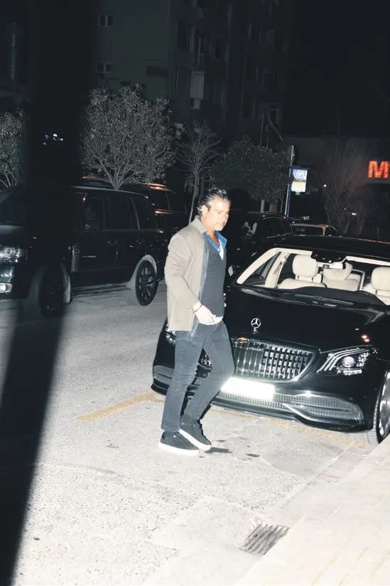 1707689484776.jpeg İş adamı İzzet Antebi çapkınlık turunda yakalandı! Yanındaki gizemli kadına talimat: "Saçlarınla yüzünü kapat aşkım"-3