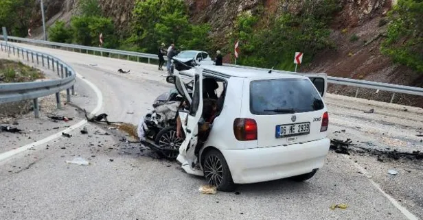 Ankara'da otomobiller kafa kafaya çarpıştı: 3 ölü, 4 yaralı