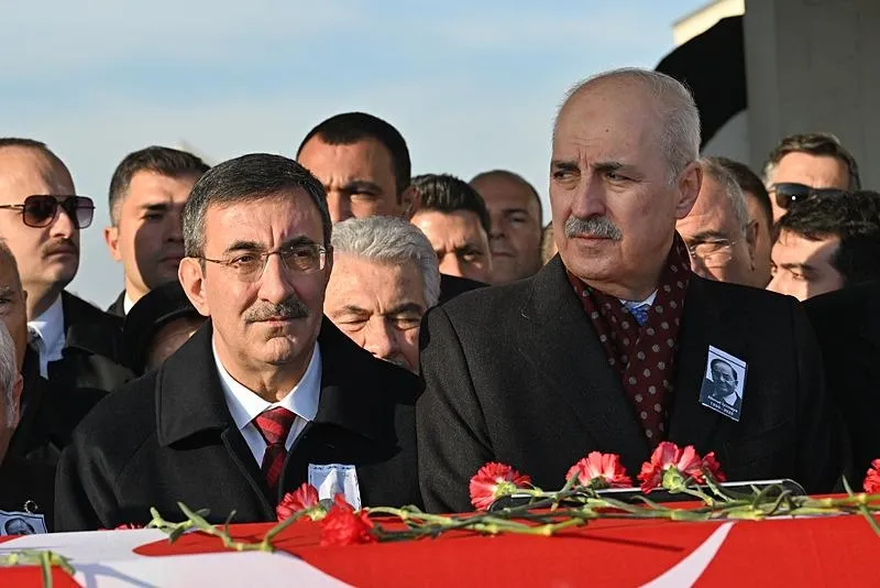 Eski AK Parti Milletvekili Ahmet İyimaya, son yolculuğuna uğurlandı. Ankara'da dün hayatını kaybeden eski milletvekili İyimaya'nın cenaze namazı bugün ikindi namazını müteakip Kocatepe Camisi'nde kılındı. (AA)