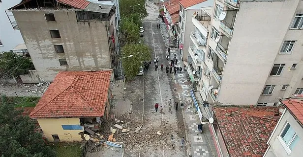 Sındırgı'daki artçı depremler sonrası ağır hasarlı bina kısmen çöktü!