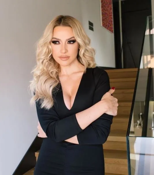 bitmeyen-hadise-popcu-sarkici-hadise-ebru-gundes-ile-ilgili-konustu-benim-kimse-ile-1683400338852.jpeg