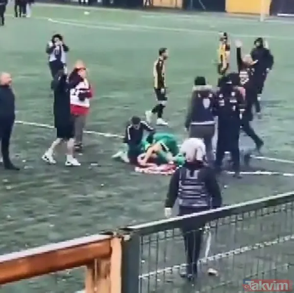 Amatör maçta taraftar sahaya daldı ortalık ringe döndü! Tekme tokat yumruk... O anlar kamerada - 6