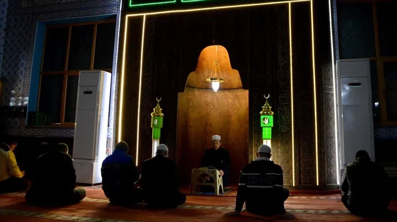 prof-dr-nihat-hatipoglu-kaleme-aldi-islam-guzel-ahlaktir-1711324237623.jpeg Prof. Dr. Nihat Hatipoğlu kaleme aldı: İslam güzel ahlaktır-7