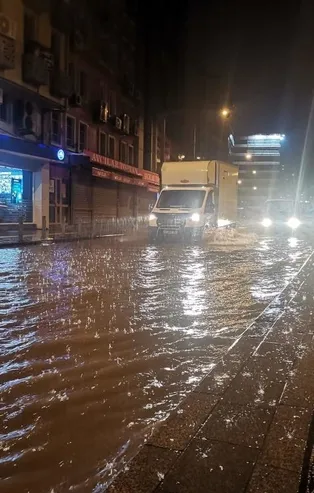 İzmir'de yine aynı manzara: Sağanak yağışın ardından sokaklar göle döndü