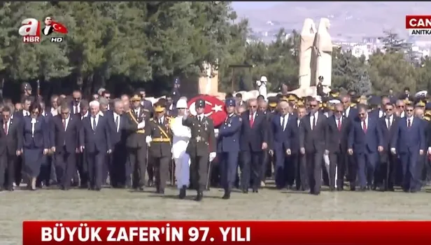 Devletin zirvesi 30 Ağustos Zafer Bayramı'nın 97'nci yıldönümü dolayısıyla Anıtkabir'e böyle geldi (Video)