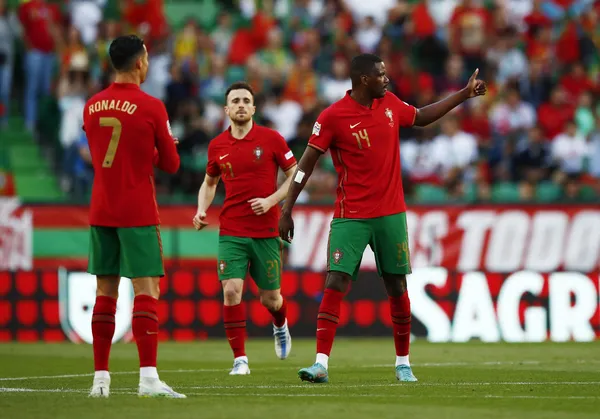cristiano-ronaldo-portekizin-isvicreyi-4-0-kazandigi-macta-2-gol-atti-ve-galibiyeti-getirdi-1654496788256.jpg Cristiano Ronaldo, Portekiz'in İsviçre'yi 4-0 kazandığı maçta 2 gol attı ve galibiyeti getirdi-2