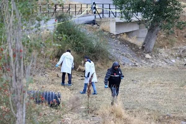 İçişleri Bakanlığı'na saldıran teröristler veteriner Mikail Bozlağan'ı şehit etmişti! Kayseri'de güvenlik güçlerini alarma geçiren olay! 4 terörist yaşlı kadının kapısına dayandı-8