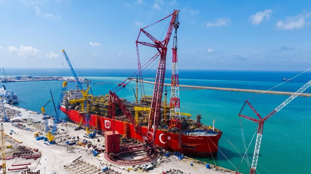 Osman Gazi Karadeniz'deki tarihi görevi için gün sayıyor! 96 metre yüksekliğinde ve 260 ton ağırlığındaki alev kulesinin montajı tamamlandı