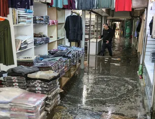 İzmir'de yine bilindik manzara! Yağmur yağdı her yeri su bastı! Esnaf isyan etti